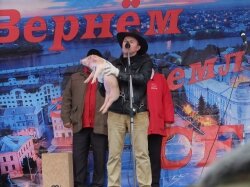 На митинг за отставку губернатора Шевелева пришли 700 человек и один поросенок