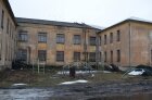 Вокруг школы кучи угля. Протекает крыша